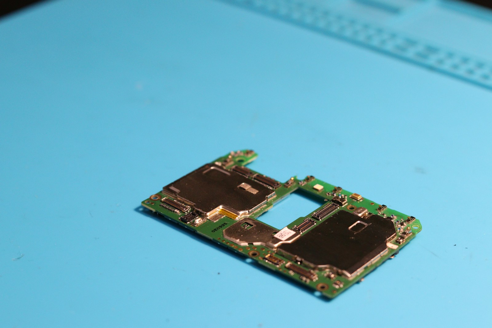 Placa eletrônica de smartphone sobre uma bancada