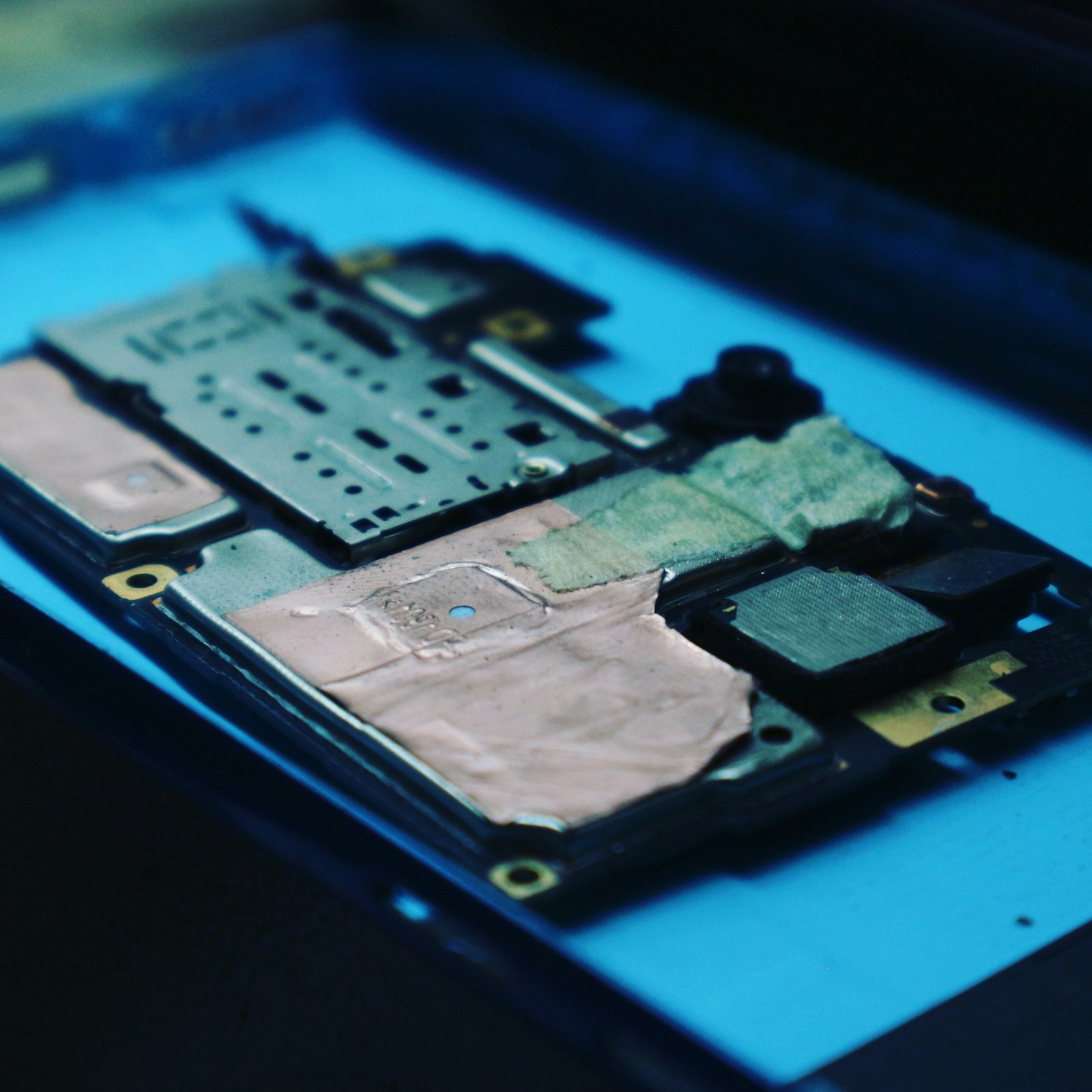Detalhe dos circuitos e blindagens internas de um celular